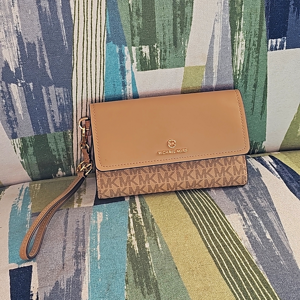 Michael Kors Jet Set Charm Large Flap Phone Wristlet